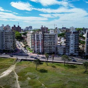 Venta Apartamento 2 Dormitorios Sobre Rambla De Malvín Cochera
