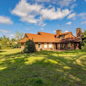Venta De Casa En Barrio Privado Carmel, 4 Dormitorios Y Servicio