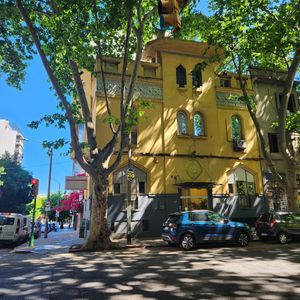 Venta Propiedad Corporativa - 423m2 Sobre Av. Rivera Próximo A Bv. Artigas