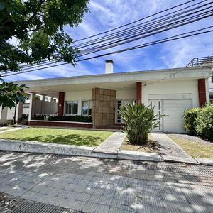 Casa En Alquiler Y Venta De 3 Dormitorios Céntrica Ideal Para Empresa En  Colonia Del Sacramento