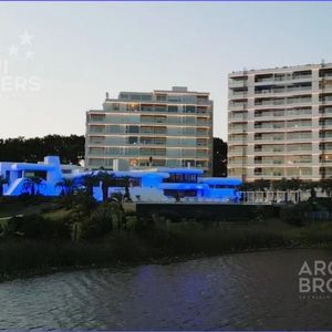Apartamento De Dos Dormitorios En Venta En Playa Mansa - 111