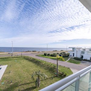 Venta 4 Dormitorios Playa Mansa Frente Al Mar, 2 Gge Ammenities, Serv De Playa Limpieza,