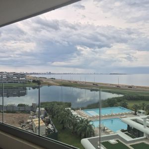 Venta Apartamento 3 Dormitorios Y Servicio En Playa Mansa, Poseidon Laguna