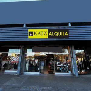 Gral. Flores,  Zona Outlet, 120 M2, 6 De Frente, Excelente Punto!!