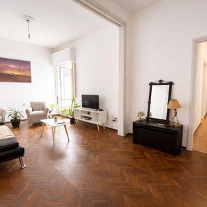 Venta Apartamento 3 Dormitorios Con Patio. Tres Cruces- Alquilado-renta Anual 7%