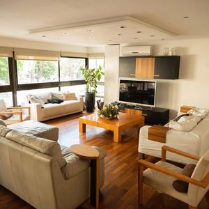 Venta Apartamento En Punta Carretas Con Barbacoa Y Patio. 3 Dormitorios Mas Escritorio, 2 Ggs
