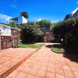 Venta Casa De 3 Dormitorios, Escritorio Y Jardín En Pocitos