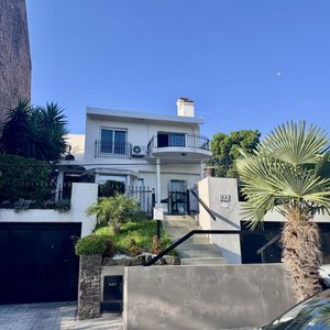 Casa En Alquiler De 4 Dormitorios Y Piscina A Metros De La Rambla En Colonia Del Sacramento  
