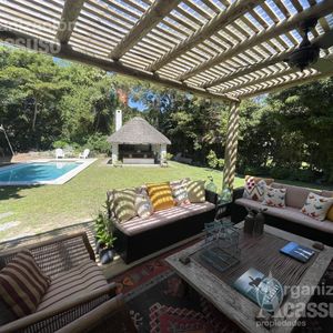 Casa En  Alquiler 3 Dormitorios  Y  1 Dormitorio Huespedes- Piscina Parrillero Golf Parada 20 Brava