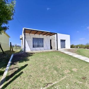 Casa En Venta De 3 Dormitorios Y Piscina En Colonia Del Sacramento