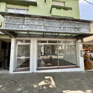 Colonia - Venta De Importante Local Comercial Céntrico Actualmente Con Renta