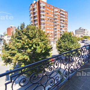 Venta De Apartamento De 3 Dormitorios Y Servicio En Pocitos