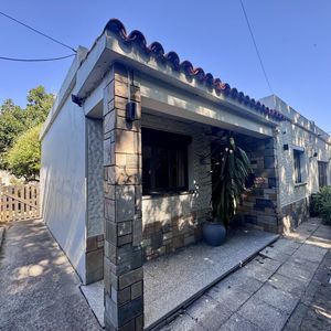 Casa En Venta De  2 Dormitorios  En Esquina Con Buen Terreno En Colonia