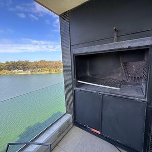 Venta De Apartamento 2 Dormitorios Sobre El Lago Carrasco Este / Parque Miramar