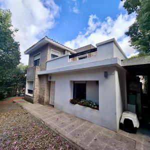Casa En Venta De 3 Dormitorios Con Patio A Metros De Rambla Costanera En Colonia Del Sacramento