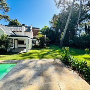 Hermosa Casa Con Fondo Y Piscina En Zona Privilegiada