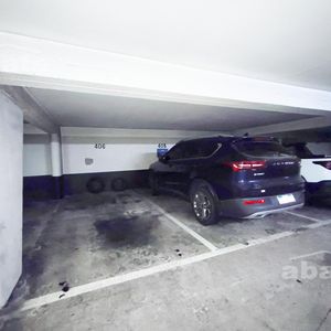 Venta Garaje Cochera En Ciudad Vieja, A Pasos Plaza Matriz