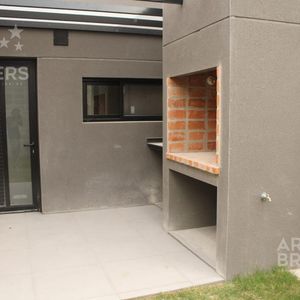 Casa  De Tres Dormitorios En Venta En Lagomar