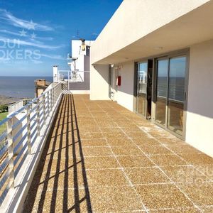Apartamento De 2 Dormitorios Con Garaje  En Venta En Punta Carretas