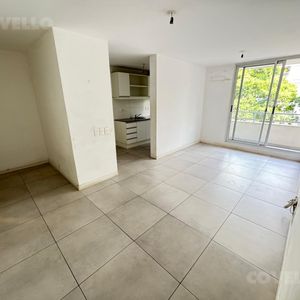Apartamento En Venta De 2 Dormitorios Con Cocina Definida Y Amplio Balcón Al Frente - Aguada