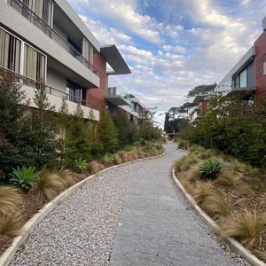Vendo Apartamento Con Jardín 2 Dormitorios 2 Baños 2 Cocheras Y Seguridad 24hs En Carrasco 