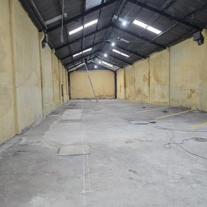 Venta O Alquiler Con 3 Apartamentos Galpón De 10 Mts De Altura, Portón Automatico 