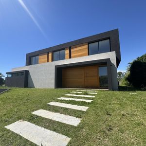 Moderna Casa De 3 Dormitorios A Estrenar En Barrio Sheraton (playa)