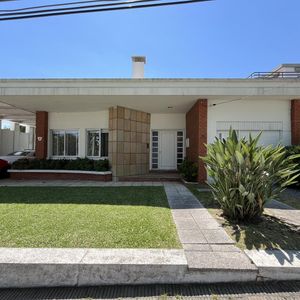 Casa En Av Artigas 