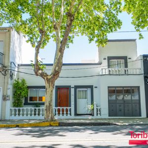 Casa Céntrica De 3 Dormitorios En Colonia, Reciclada Y En Excelente Estado