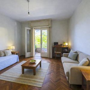 Venta Apartamento 3 Dormitorios Con Balcón Al Frente. Tres Cruces