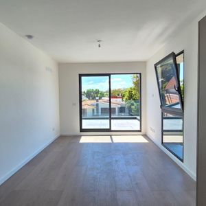 Venta Apartamento De 2 Dormitorios Y Medio,  A Estrenar Playa Mansa, Punta Del Este