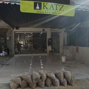 Fernandez Crespo Y Uruguay, Pegado Al Disco, 6 Mts De Frente, 80 M2 , Excelente Estado !!