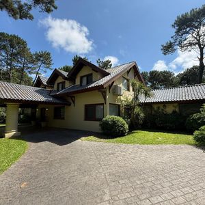Parque Burnett, 570 M2 Construídos, Terreno 3000 M2 ,  5 Dormitorios, Piscina !!