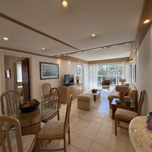 Apartamento En Edificio Long Beach. Punta Del Este. 2 Dormitorios Y Medio