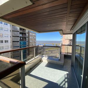 Venta De Apartamento 2 Dormitorios En Suite, Toilette, Garage, Vista A La Rambla. Punta Carretas