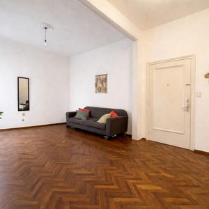 Venta Apartamento De Dos  Dormitorios Con Patio. Tres Cruces. Alquilado
