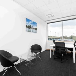 Espacio De Oficina En Renta Para 3 Personas En Montevideo, Mitre