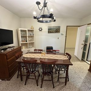 Apartamento En Venta De 1 Dormitorio Y Medio A Usd 125.000, A Una Cuadra De Gorlero Y De Playa El Emir
