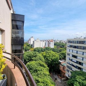 Venta Apartamento Un Dormitorio Con Muebles Y Balcón Piso Alto Punta Carretas