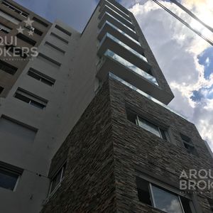 Apartamento De 1 Dormitorio En Venta Con Renta En Pocitos Con Patio Y Parrillero Y 2 Garajes