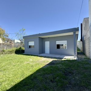 Venta De Casa En Colonia De 2 Dormitorios Con Patio