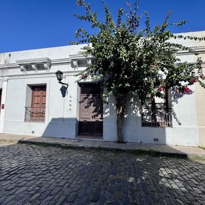 Venta Casa En Barrio Histórico De Colonia - 3 Dormitorios, Reciclada, Vista Al Río