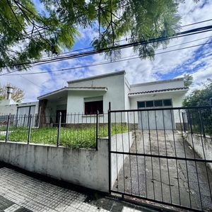 Casa En Venta De 2 Dormitorios, Patio Y Cochera En Colonia Del Sacramento