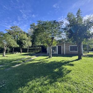 Casa En Venta De 2 Dormitorios Con Buen Terreno Y Barbacoa En Balneario Santa Ana