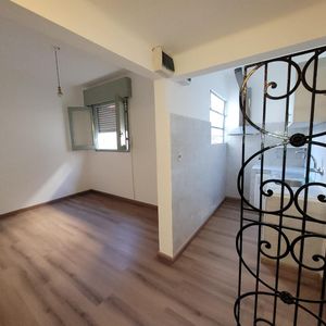 Apartamento En La Comercial, Un  Dormitorio, Primer Piso Por Escalera.