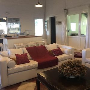 Exclusiva Residencia En Barrio Privado Carmelo: Lujo Y Confort En Un Entorno Natural.