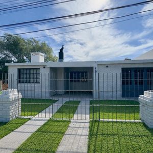 Casa En Alquiler De 3 Dormitorios Y Apartamento Independiente En Colonia A Metros De La Rambla