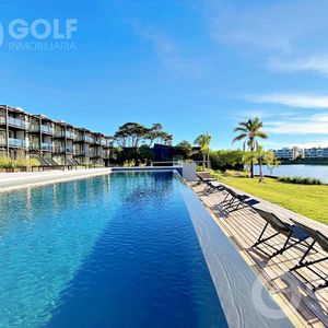 Venta De Apartamento 1 Dormitorios Con Terraza Y Jardín En Carrasco Este Lawa