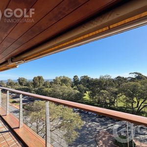 Venta De Apartamento 3 Dormitorios   Servicio Completo Y Cochera En El Golf