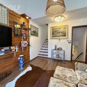 Venta De Casa De Dos Dormitorios Y Cochera En Pocitos